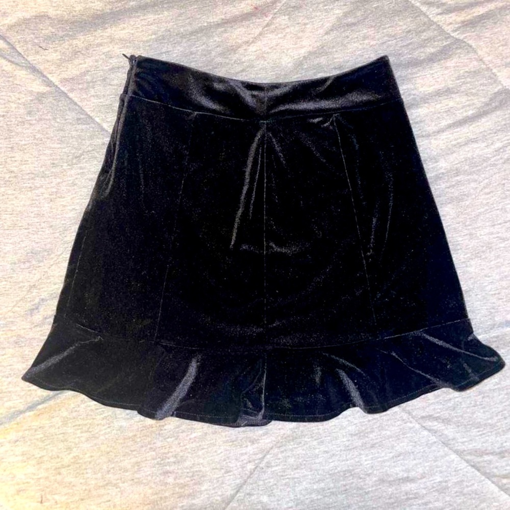 BEAUTIFUL VELVET BLACK MINI SKIRT FOREVER 21
